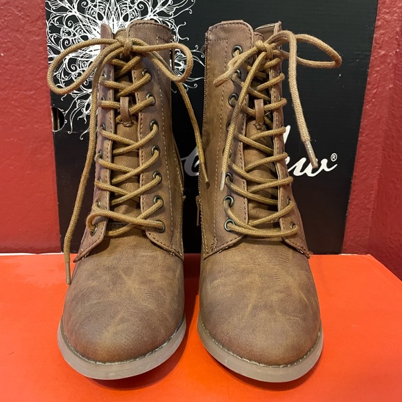 Curfew Brand, size 8.5, 3.5 in. Tall Heel Boots. - Picture 3 of 13